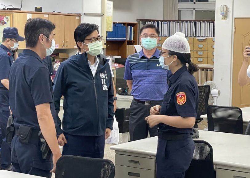 ▲女警抓毒蟲！遭拉扯推牆撞傷頭，陳其邁：不容許對警施暴。（圖／翻攝畫面）