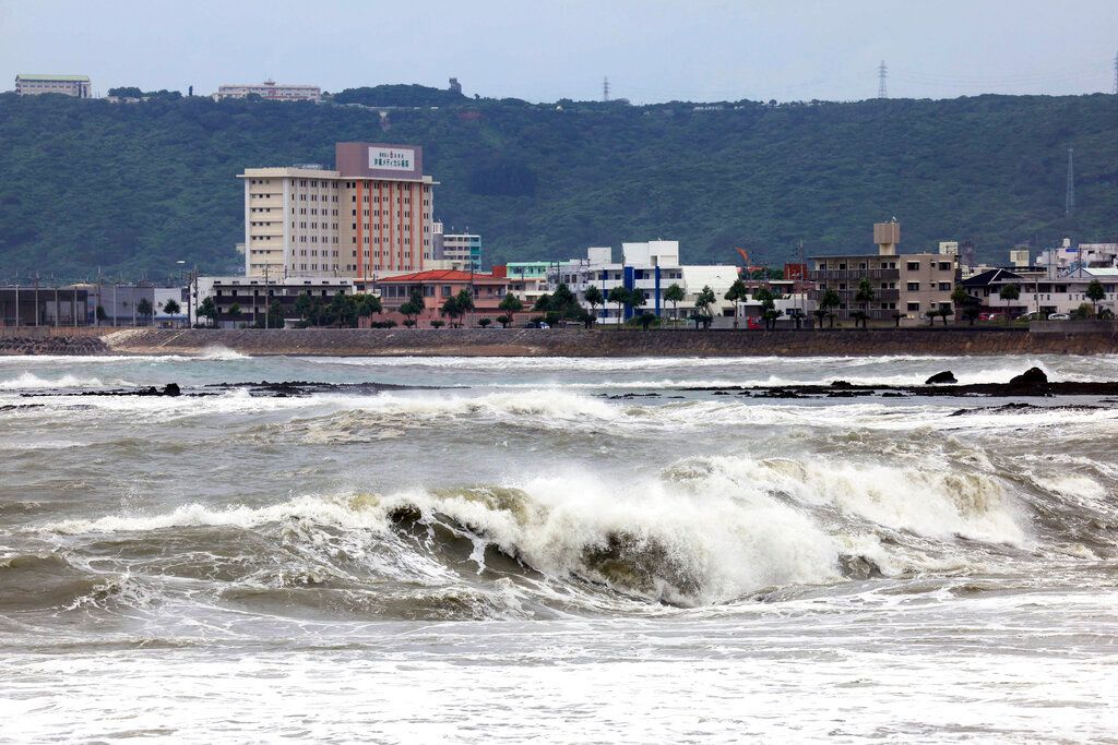 ▲軒嵐諾颱風直撲沖繩，造成民宅停電，十多萬人收到疏散令。（圖／美聯社／達志影像）