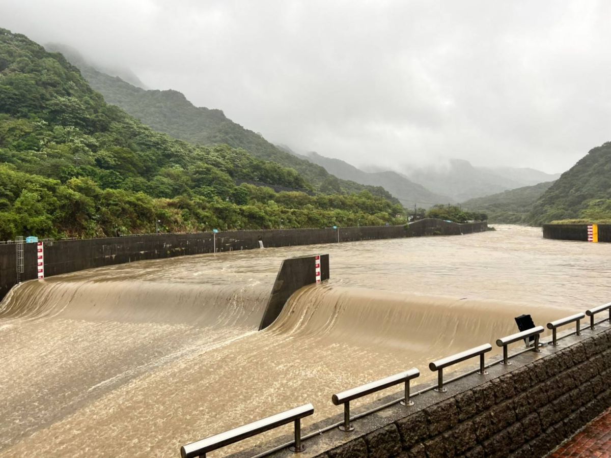 ▲經濟部水利署表示，員山子分洪堰今（4）日洪水越過側流堰進入分洪靜水池，上午8時30分水位超過63公尺，經由分洪堰進入隧道開始分洪。（圖／水利署提供）