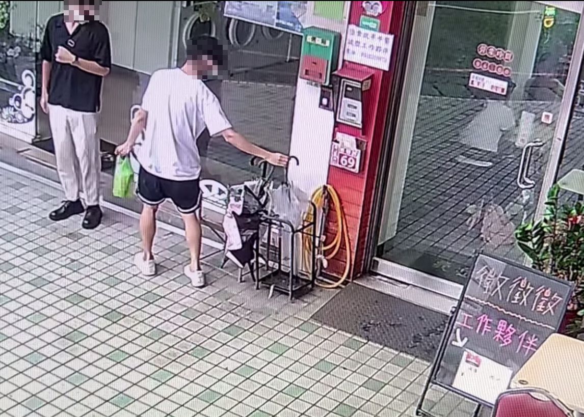 ▲桃園男大生在颱風天偷拿女同學的雨傘，缺德行徑讓店家怒轟「生意再差也不屑賺你們的錢」。（圖／翻攝自爆料公社）