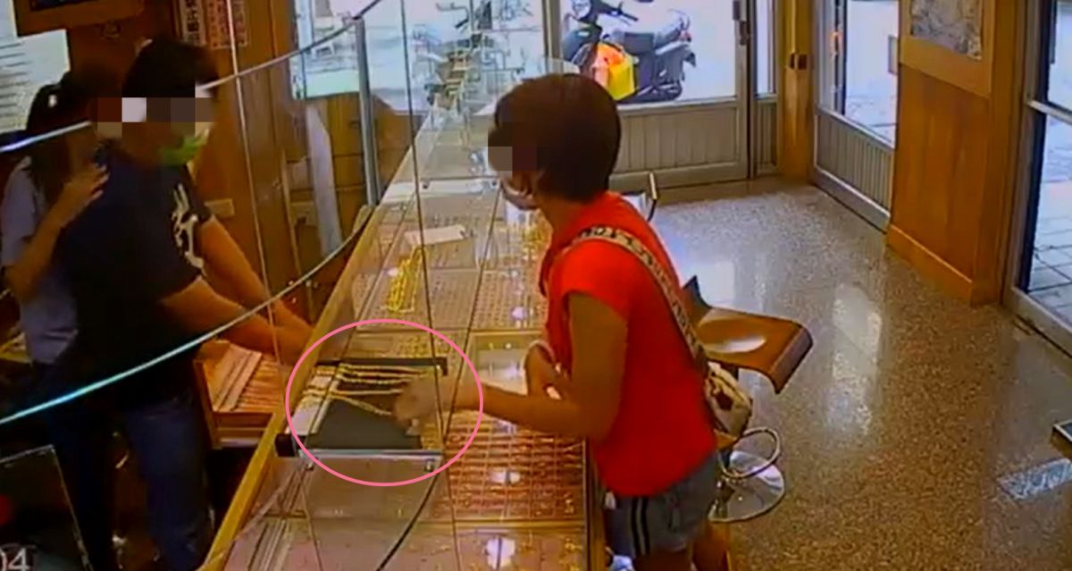 ▲黃姓婦人專偷銀樓假買真偷，還邊銷贓邊偷高市鼓山警連破2案查獲總價15萬4千餘元 贓物。（圖／記者郭凱杰翻攝） 