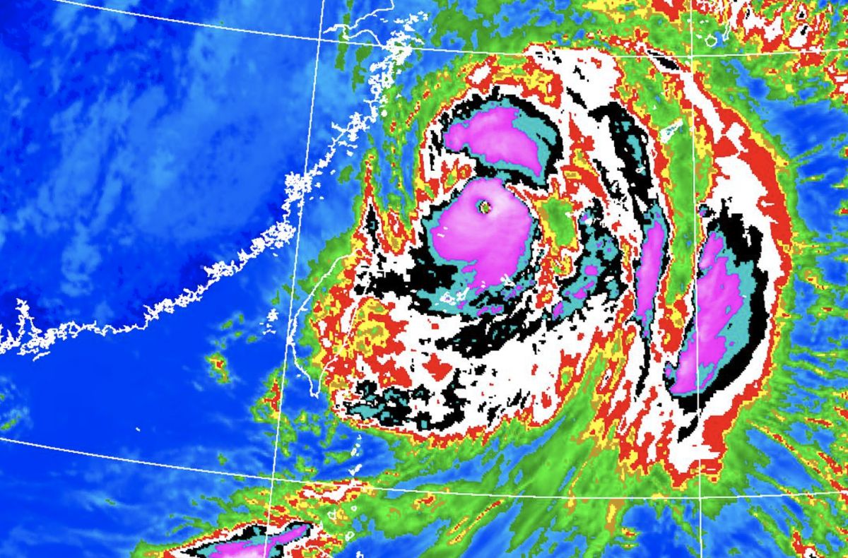 ▲從衛星雲圖可以發現，軒嵐諾颱風主要最強的環流都落在南側及東南側，台灣地區位於颱風西側，相對來說影響較小。（圖／翻攝中央氣象局官網）