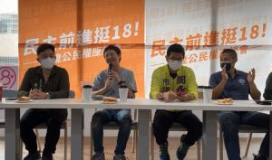 ▲吳怡農（右一）參與「18歲公民權」座談會，他指出台中在六都支持度最低，宣講活動從這兒起跑格外有意義。（圖／翻攝周永鴻臉書，2022.09.04）
