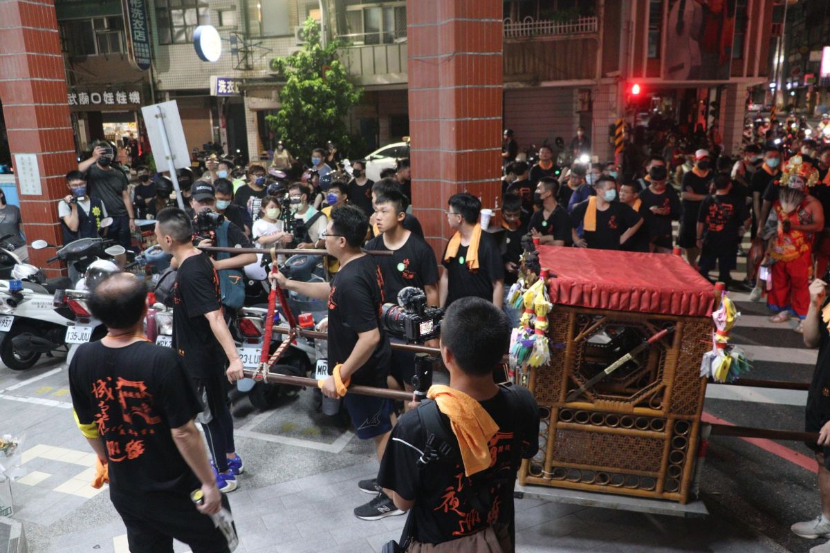 ▲台南市北區縣城隍廟昨（3）日晚上舉辦夜巡儀式，過程中，城隍大駕衝進民權派出所，要為兩位殉職員警做主。（圖／翻攝自「民權派出所旁邊」臉書）