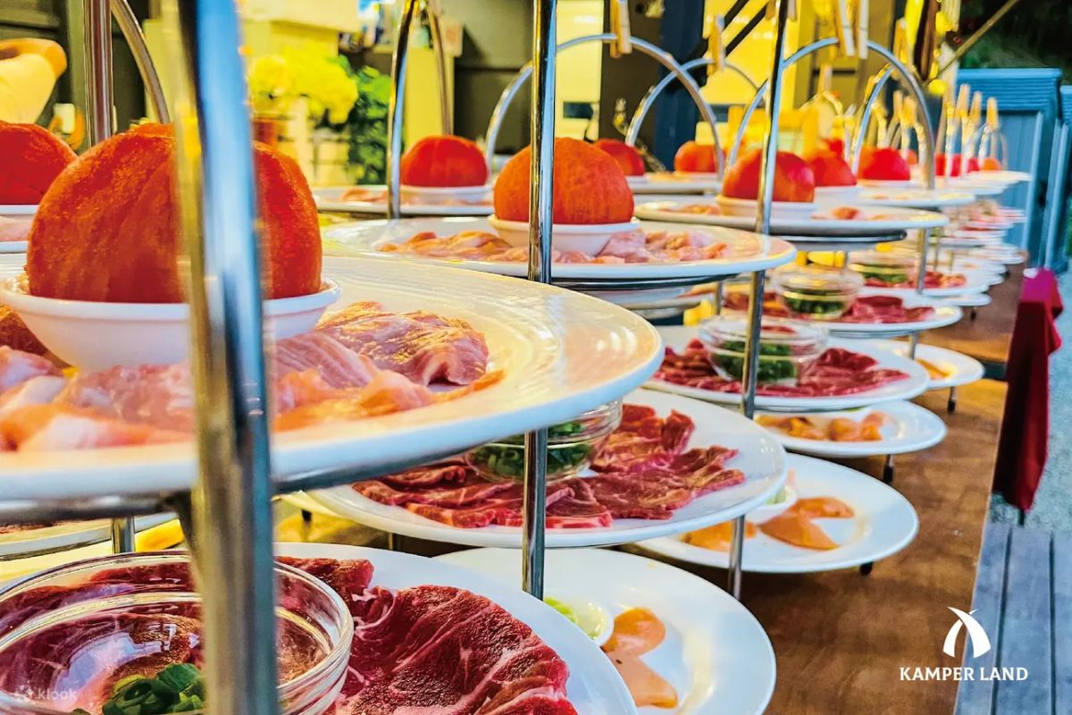 ▲中秋節不妨考慮烤肉新體驗！Klook盤點從野外星空露營到高級酒店酒吧懶人燒烤體驗，讓民眾度過難忘的中秋節。（圖／Klook提供）