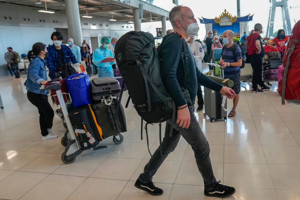 ▲東南亞旅遊業回溫，經濟活力復甦強勁。圖為曼谷蘇凡納布機場可以看見許多歐美遊客入境。（圖／美聯社／達志影像）