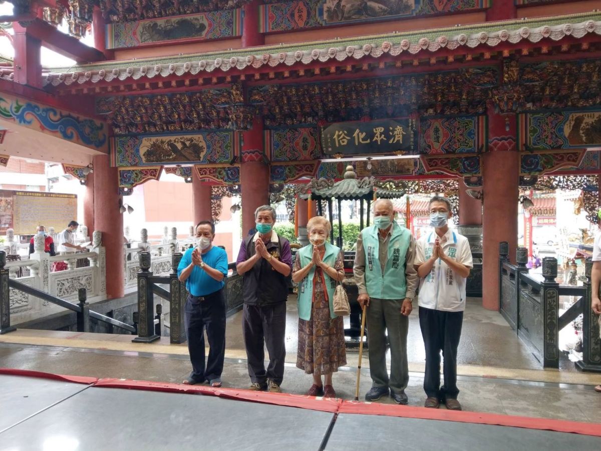 ▲台北巿長柯文哲雙親柯爸、柯媽，南下台中陪同民眾黨巿議員候選人魏嘉慶到烏日玉闕朝仁宮拜廟(圖／柳榮俊攝2022.9.4)