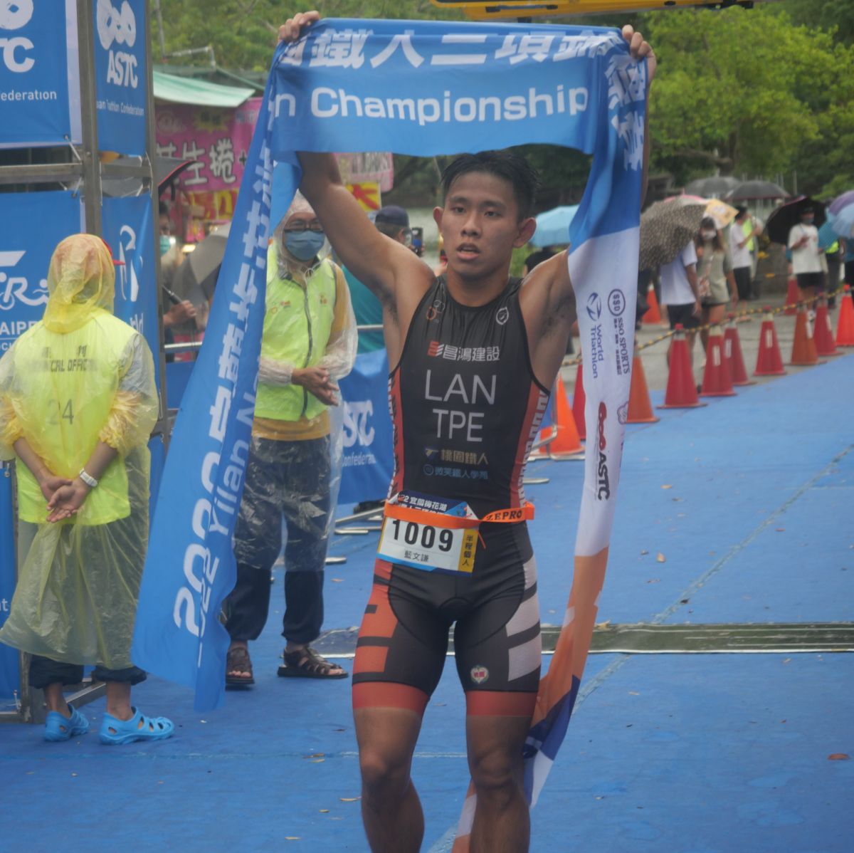 ▲17歲小將藍文謙奪下半程男子組第一。中華民國鐵人三項協會提供