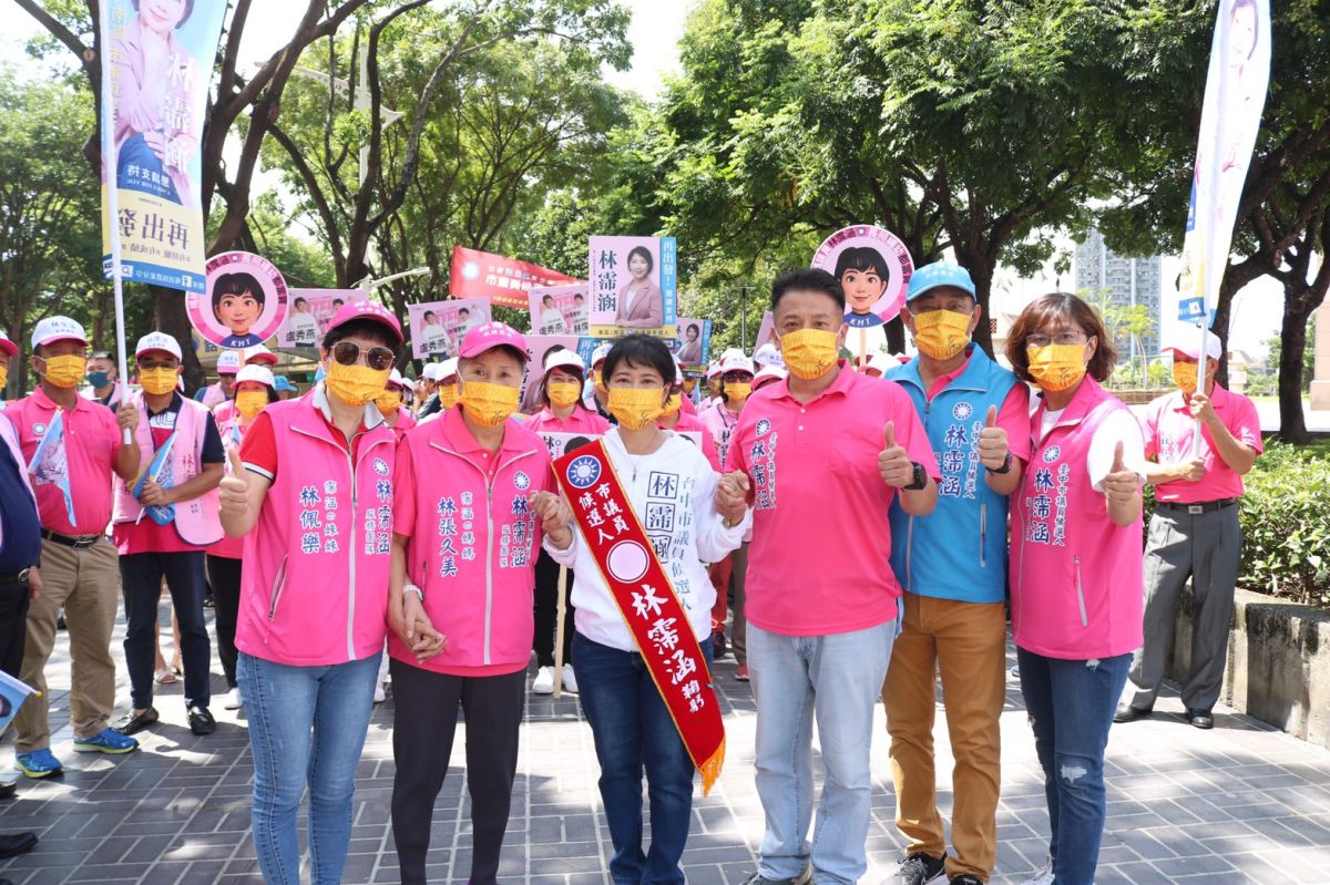 ▲東南區林珮涵易名林霈涵再出發，母親林張久美與家人親友是最大後盾。（圖／服務處提供）