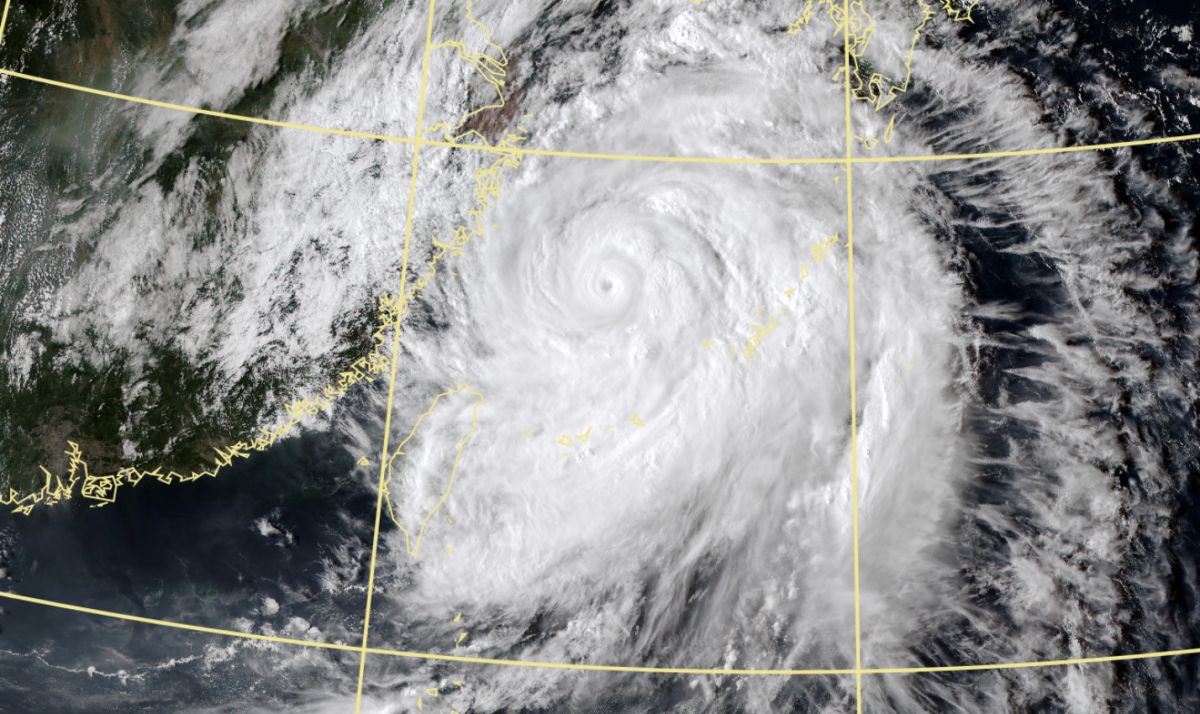 ▲軒嵐諾颱風持續遠離，預計入夜後各地風雨狀況將逐漸趨緩，氣象局預計午夜前解除海上颱風警報。（圖／翻攝中央氣象局官網）