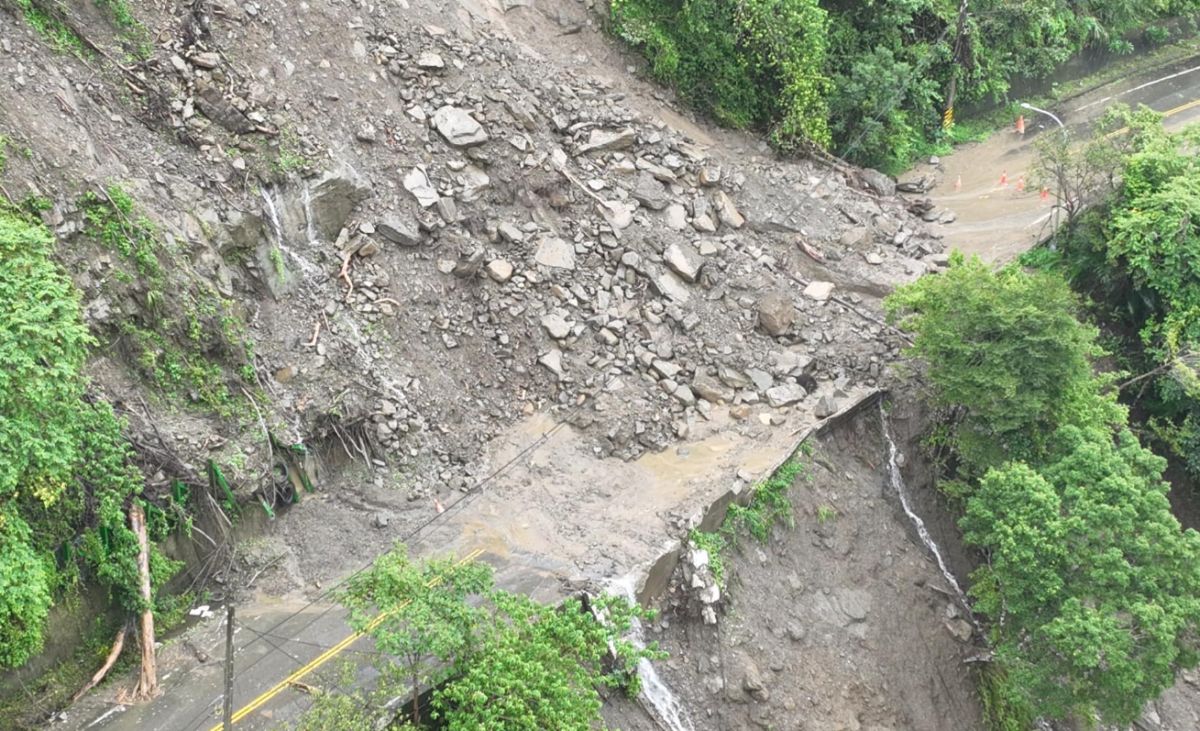 ▲苗栗南庄鄉東河村苗21線東河段，因土石鬆動造成嚴重土石流。（圖／翻攝自苗栗縣議長鍾東錦臉書）