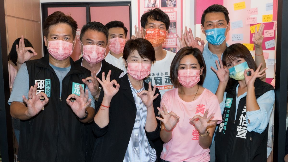 ▲台北市長參選人黃珊珊4日下午前往天母，參與民眾黨議員參選人「學姊」黃瀞瑩服務處的暖屋活動，並於會後接受媒體訪問。（圖／黃珊珊辦公室提供）