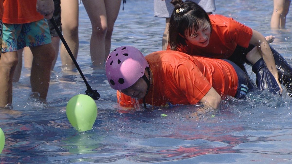 ▲籃籃（上）撐不住，胡瓜（下）整臉撲進水裡。（圖／民視提供）