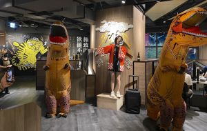 王品「肉次方」吃到飽登台南　「打扮成恐龍」百元爽吃肉