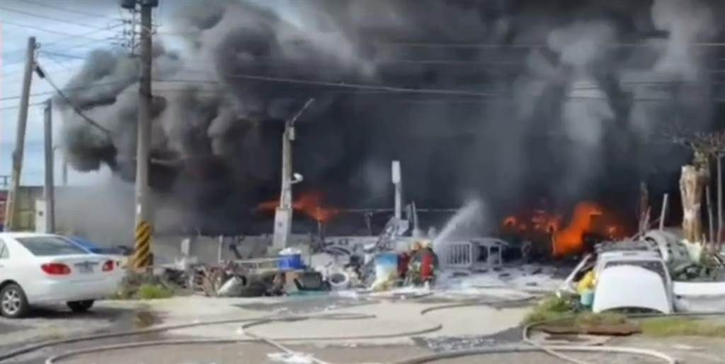 ▲彰濱汽車修配廠4日下午發生火警，火勢一發不可收拾，所幸無人受困受傷。（圖／翻攝畫面）
