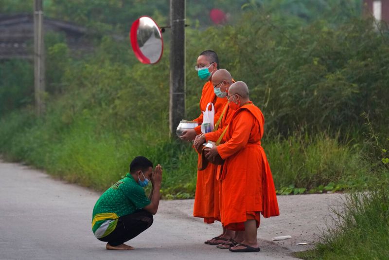 ▲泰國僧侶肥胖問題嚴重，全國35萬名僧侶中，約有一半都過重。（圖／美聯社／達志影像）