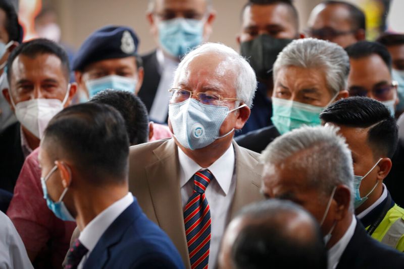 ▲馬來西亞前首相納吉（Najib Razak）涉貪遭判12年徒刑，但他最近因高燒與嚴重喉嚨痛住院治療，確認感染COVID-19。資料照。（圖／美聯社／達志影像）