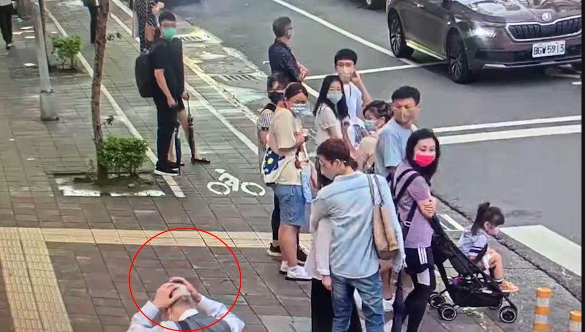 ▲北市中山區某大樓外牆突然剝落！6旬男經過遭砸「頭部腫起」，幸送醫後無大礙。（圖／翻攝畫面）