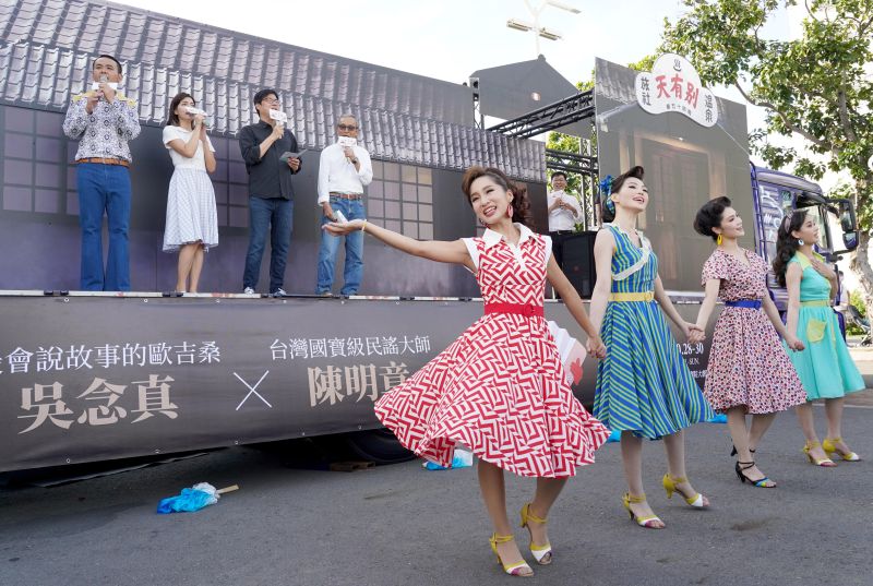 ▲陳其邁與導演吳念真、演員林雨宣、楊大正，一起高歌「快樂的出帆」。（圖／綠光劇團提供）