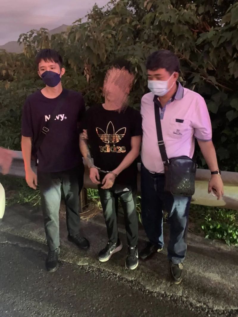 ▲犯下桃園2死槍殺案的兇嫌蘇姓男子，昨日傍晚在國道3號北上277K處遭警方攔車逮捕。（圖／翻攝自記者爆料網）