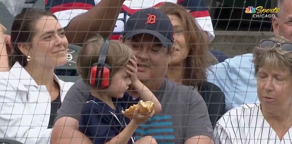 ▲一位小球迷看球時掉了熱狗，他十分懊悔。（取自NBC Sports)