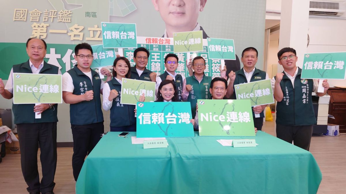 ▲立委林俊憲及林宜瑾(前排右、左) 率領「nice連線」市議員參選人，期盼贏得年底大選勝利（圖／記者林怡孜攝，2022,09,05）