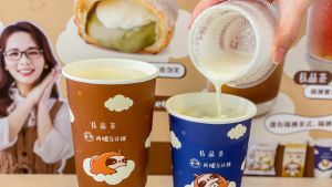 ▲看好奶蓋熱潮,全家與手搖飲品牌「再睡5分鐘」跨界合作,推出現煮咖啡、私品茶搭配「棉被奶蓋」新喝法。(圖/業者提供) ▲全家與手搖飲品牌「再睡5分鐘」跨界合作,推出現煮咖啡、私品茶搭配「棉被奶蓋」新喝法。(圖/業者提供)