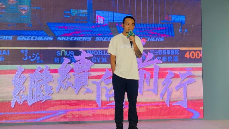 ▲滅火器樂團主唱楊大正說，創作「繼續向前行」時，正逢自己的人生低潮，但儘管面對驚惶與孤單，仍須展開雙腳大步向前。（圖／記者顏幸如攝，2022.09.05）