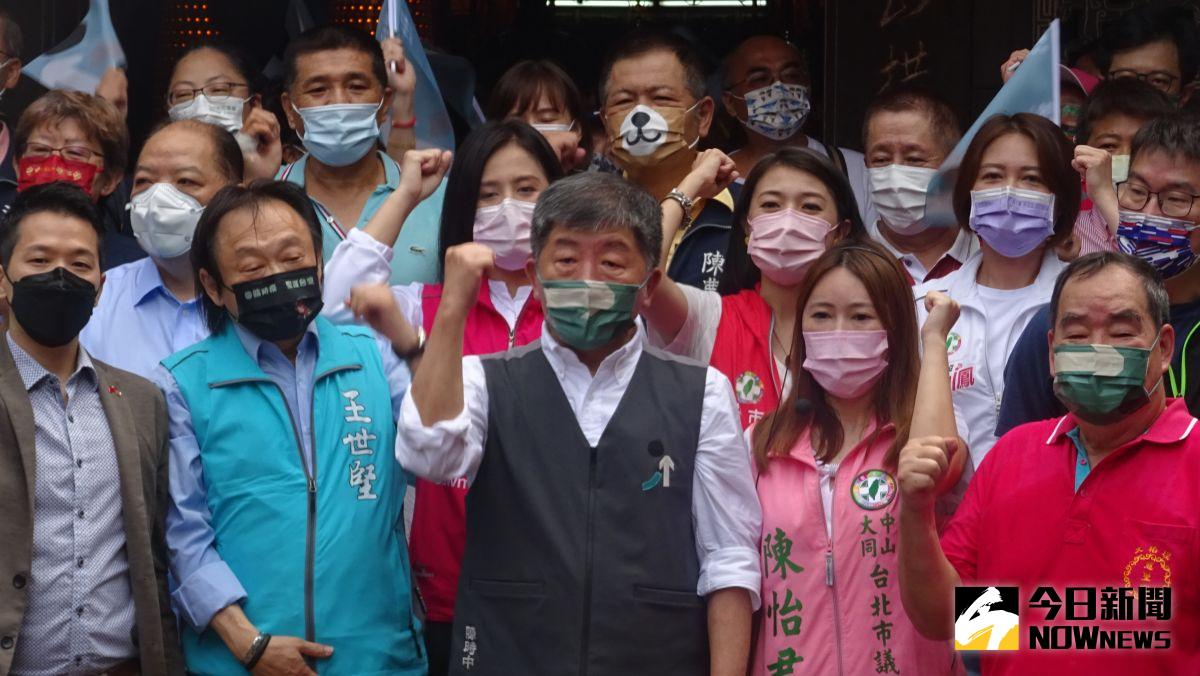 ▲民進黨台北市長參選人陳時中率黨籍市議員參選人，前往大稻埕慈聖宮參香。（圖／記者呂炯昌攝，2022.09.05）