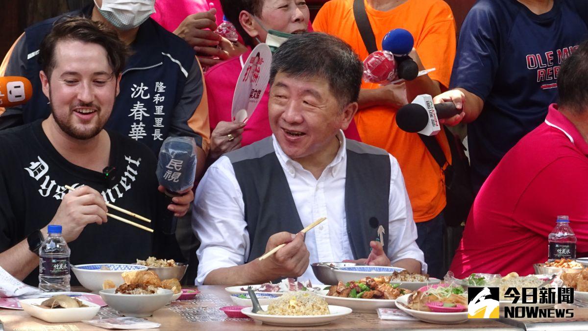 ▲民進黨台北市長候選人陳時中赴大稻埕慈聖宮參香及廟埕前吃小吃。（圖／記者呂炯昌攝，2022.09.05）