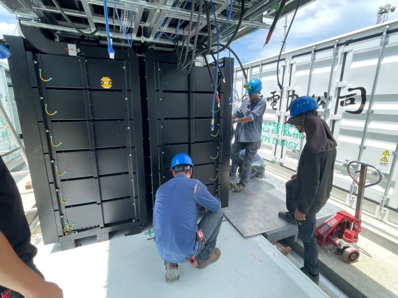 ▲路園變電所儲能系統施工過程,工程人員正在進行電池櫃安裝。(圖/品牌提供)