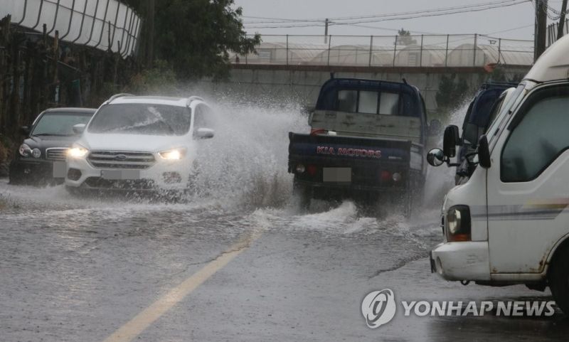 ▲軒嵐諾還未抵韓就發威，濟州島已有道路出現淹水情況。（圖／翻攝自韓聯社）