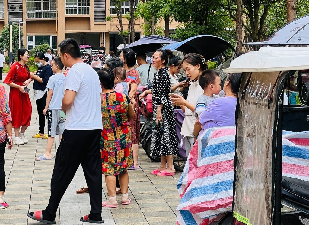 ▲四川甘孜州瀘定縣中午12點52分發生規模6.8地震，震感強烈就連成都都有大批民眾慌忙逃生。（圖／翻攝自微博）