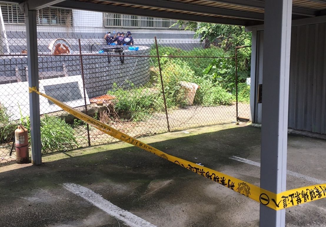 ▲新北市新店區永安街一處公墓，今（5）日上午發現一具女屍，死者的身份與死因目前還在調查中，初步研判是墜樓。（圖／翻攝畫面）