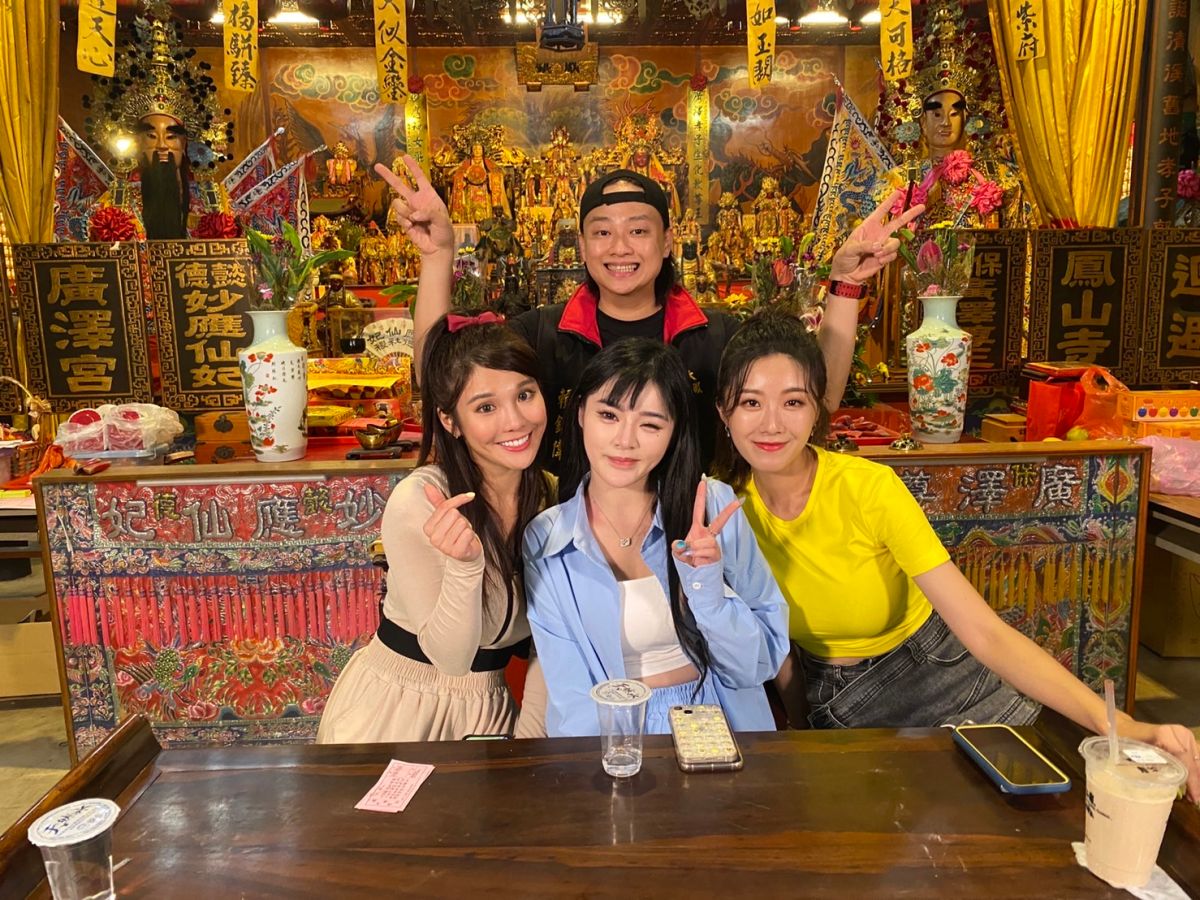 ▲琳妲（前排左起）、直播主布丁、曾甜和賴銘偉參加《來去廣澤宮》。（圖／17LIVE提供）