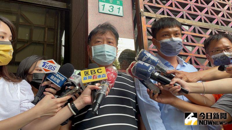 ▲中天電視董事長廖麗生(左)5日協同記者林宸佑前往北檢,按鈴控告聯電創辦人曹興誠涉嫌妨害名譽(圖/記者潘千詩攝,2022.09.05)