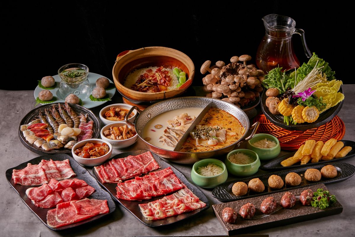 ▲煲湯式火鍋「撈王」中秋節獨家優惠，於台北ATT店推出全新「藤椒酸菜魚」湯底，祭出內用限定4或6人團圓套餐及海陸組合拼盤優惠，最划算的折扣將近85折，最高可現省1000元。（圖／撈王提供）