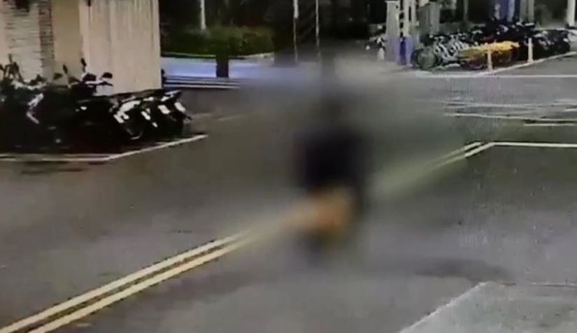▲北市松山區傳出隨機性侵案，警方公布監視器，拍到嫌犯騎乘UBike腳踏車的身影。（圖／翻攝畫面）