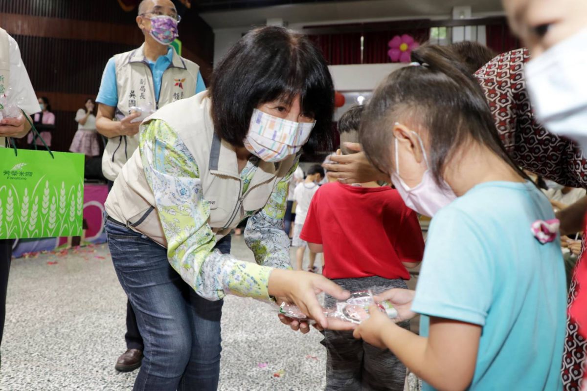 ▲市長夫人劉育菁也出席跟新住民家庭同歡，並頒發「甜蜜蜜家庭徵選」獎項。（圖／台南市家庭教育中心）