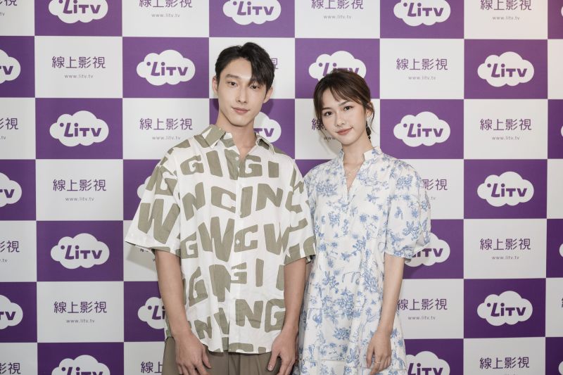 ▲何思靜(右)與唐綸互相稱讚對方「唇感100分」。(圖/LiTV、 影格電影提供)