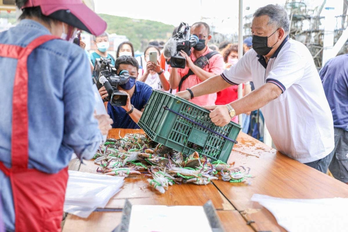 ▲野柳活蟹假日市集將在9/9登場，當天為慶祝開市，萬里蟹產銷班準備限量100份福袋供愛蟹人搶購。（圖／新北市漁業局提供）