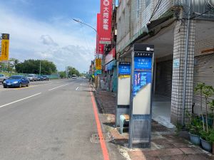 ▲柯志恩及鄭侑青的公車站牌選舉看板也遭到破壞。（圖／翻攝畫面）