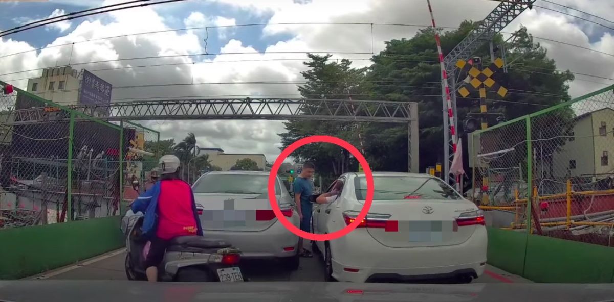 ▲台南爆發行車糾紛，2台車竟停在平交道「理論」。（圖／翻攝自台南大小事）