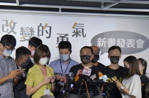 侯友宜出書談到將五股垃圾山變成夏綠地,受訪強調持續傳遞改變的勇氣,讓五股變得更成長、更茁壯。(圖/記者吳嘉億攝,2022.9.5) ▲侯友宜出書談到將五股垃圾山變成夏綠地,受訪強調持續傳遞改變的勇氣,讓五股變得更成長、更茁壯。(圖/記者吳嘉億攝,2022.9.5)