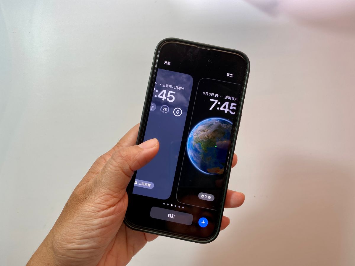 ▲蘋果iPhone的iOS 16作業系統在13日正式開放用戶更新。(圖／記者周淑萍攝)