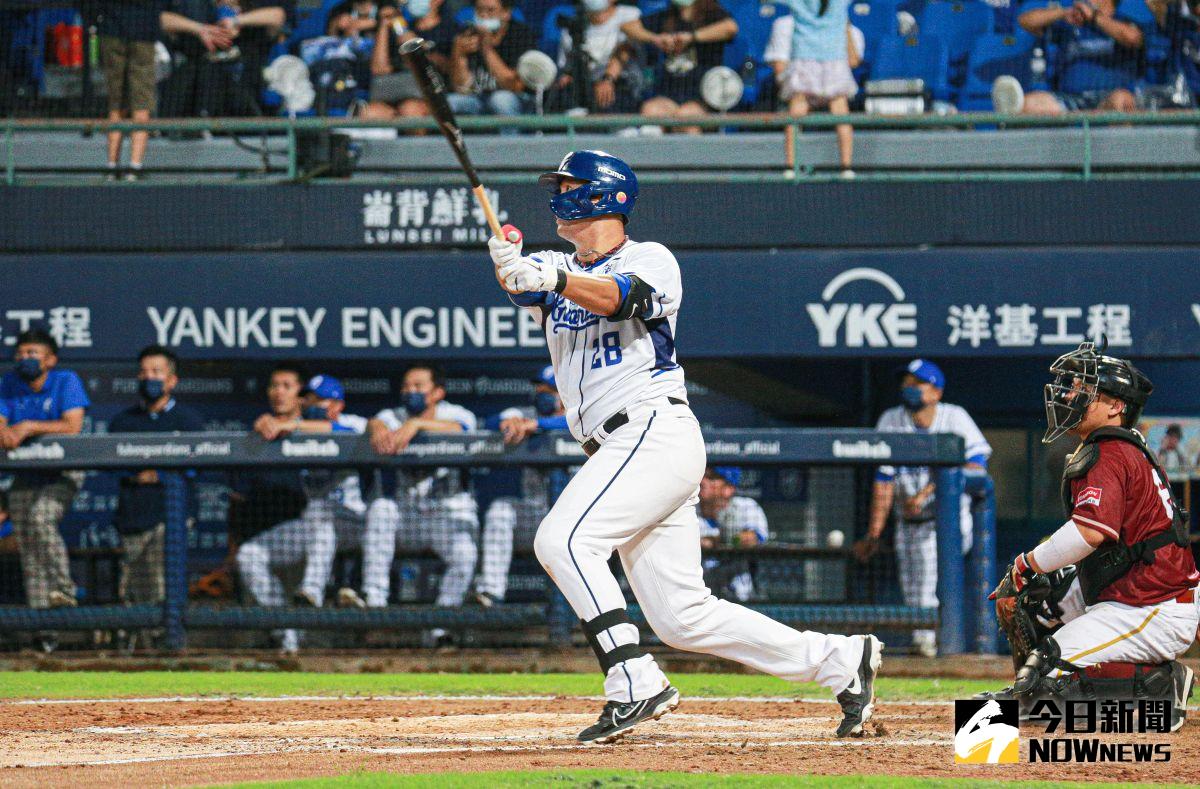  ▲富邦悍將高國輝敲出兩分打點全壘打。（圖／記者葉政勳攝）