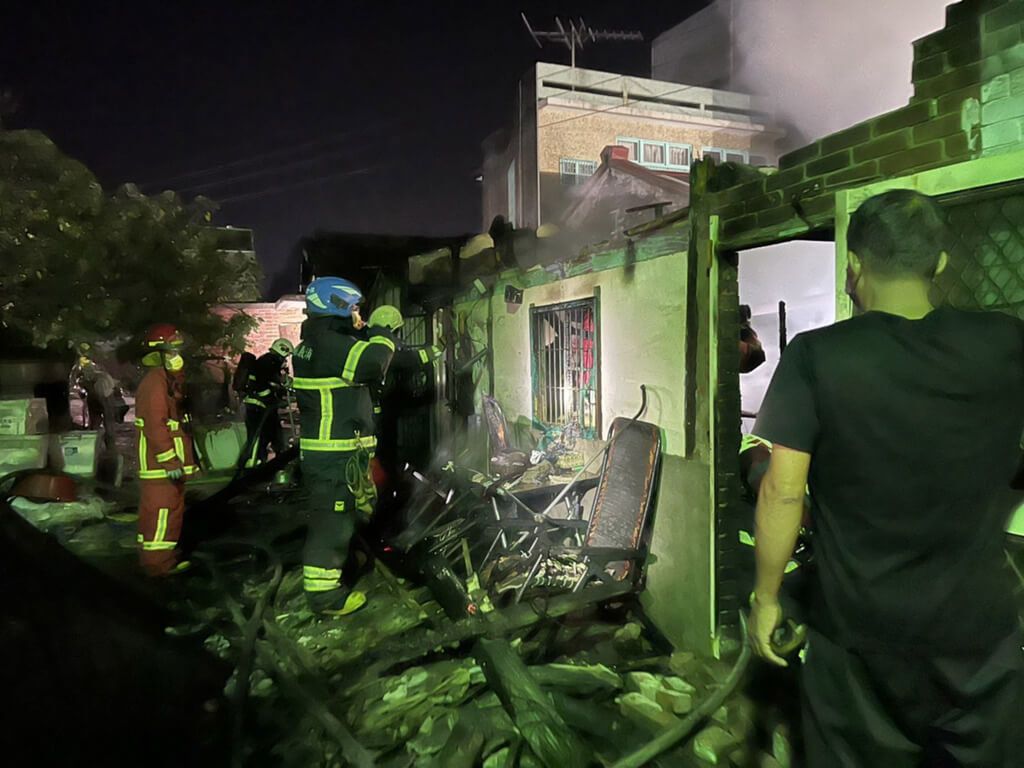 ▲嘉義縣朴子市5日晚間發生平房火警，消防局獲報出動人車前往滅火，並將受困屋內的83歲婦人救出送醫，但老婦人傷勢嚴重到院前已死亡。（嘉義縣消防局提供）中央社記者蔡智明傳真 111年9月5日