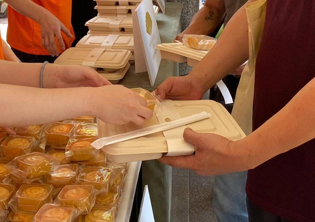 ▲在社團法人台灣思安慈善服務協會的協助下，將熱騰騰的現做餐盒以及米其林一星「雅閣」中餐廳團隊準備的手工奶黃月餅分送給街友們。（圖／業者提供）