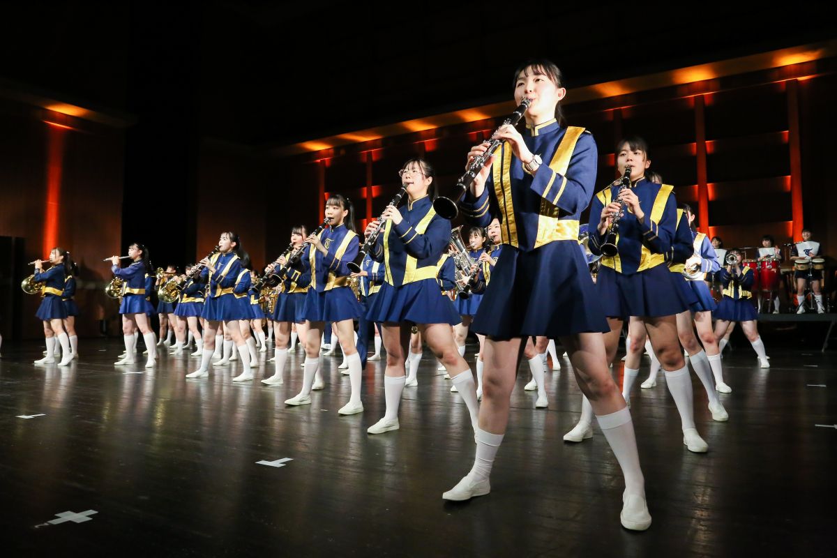 ▲日本京都橘高校吹奏部受邀於國慶大會表演，日本教授小笠原欣幸撰文肯定，橘高校與北一女同台演出，是具有象徵性的場面。（圖／內政部提供）