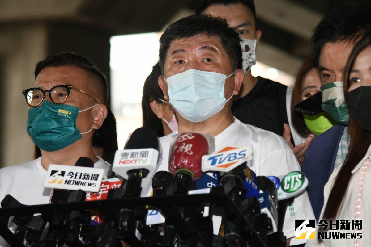 ▲陳時中今日於新生高架橋下籃球場外受訪。（圖／記者林調遜攝，2022.09.06）